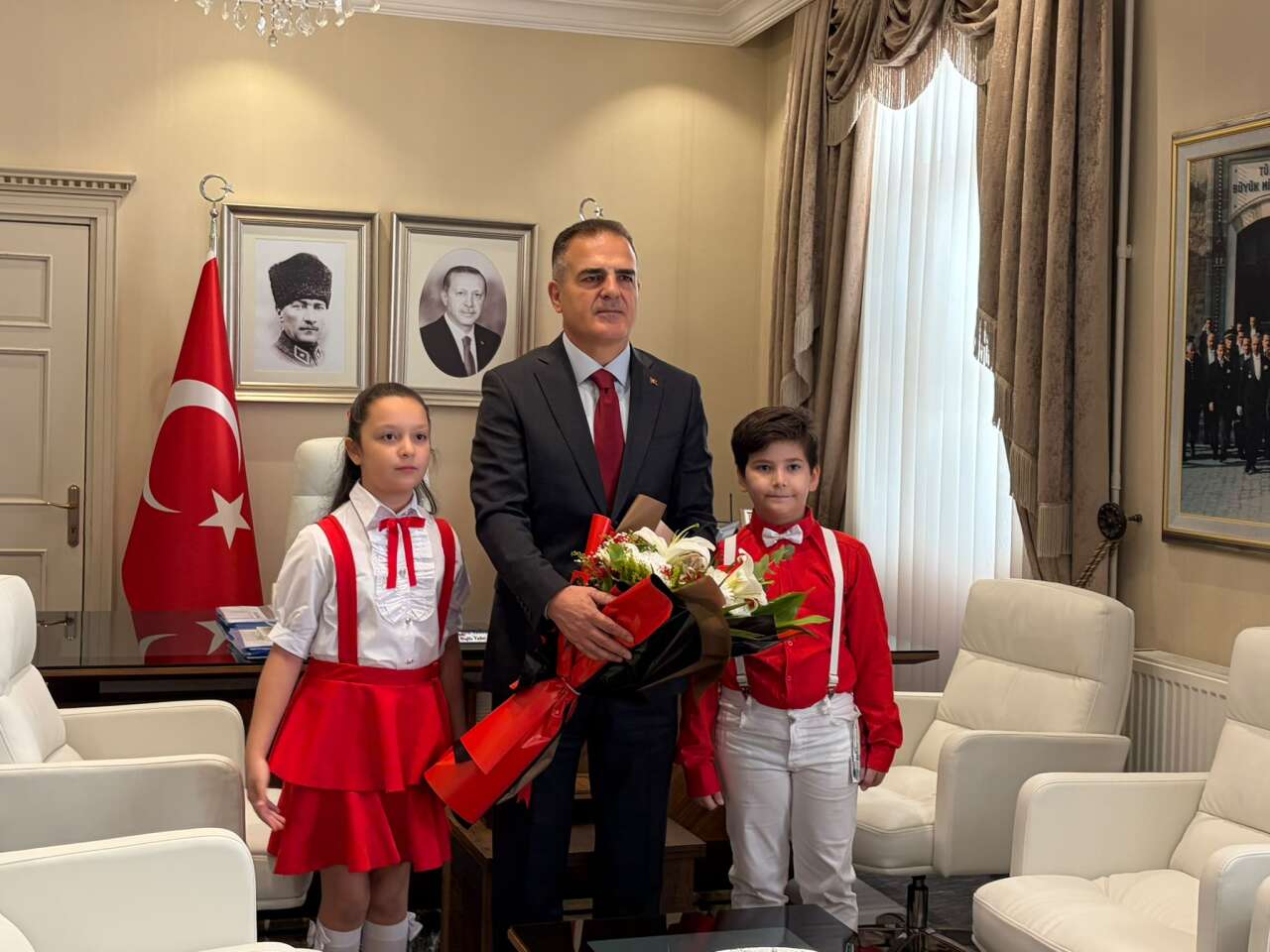 Muğla Valisi Dr.İdris Akbıyık, Öğrencileri Makamında Ağırladı 4